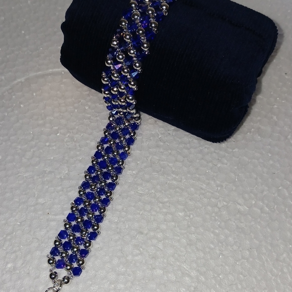 New, Hand-made Bracelet with blue glass bicone crystals and silver-plated beads - Picture 3 of 3